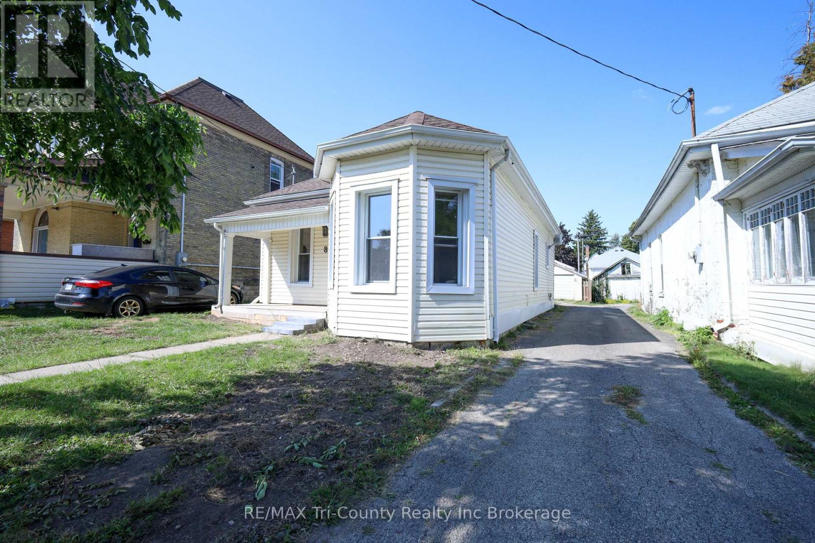 8 Erie St, St. Thomas, ON N5R 2M5