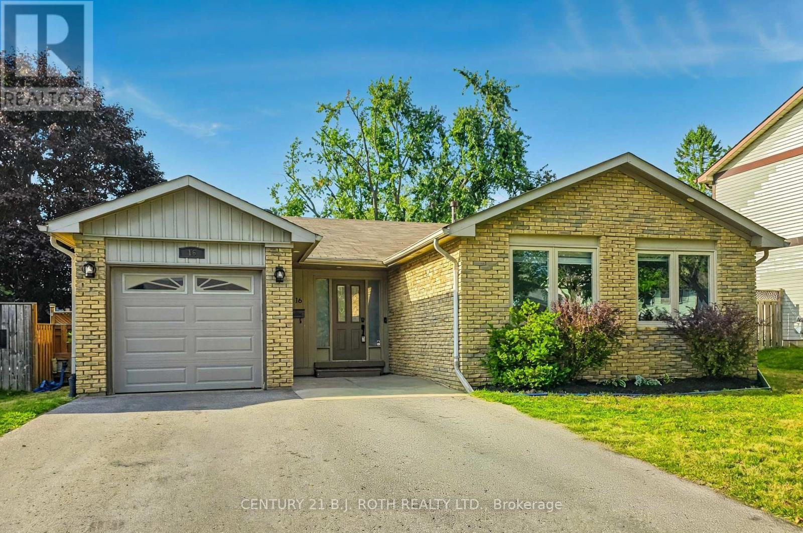 16 Gloria St, Barrie, ON L4N 4L9