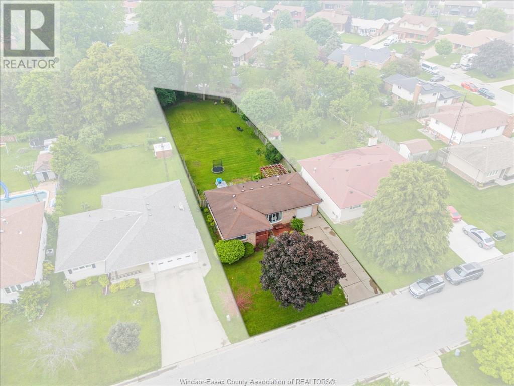 22 Bennie Ave, Leamington, ON N8H 4L5