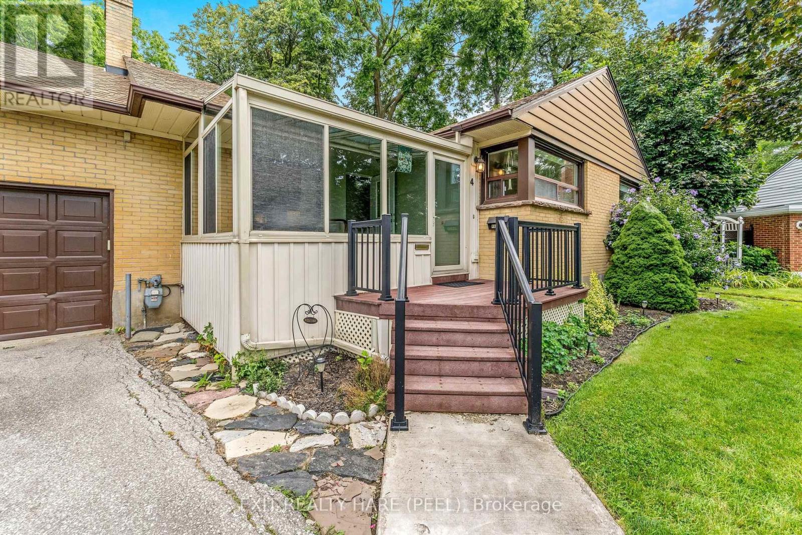 4 Moore Cres, Brampton, ON L6W 1W8