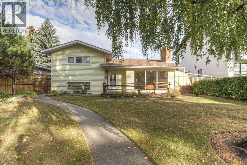 82 Wedgewood Dr SW, Calgary, AB T3C 3G6