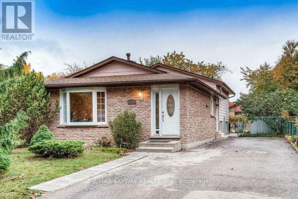 162 Cedarwoods Cres, Kitchener, ON N2C 2J8