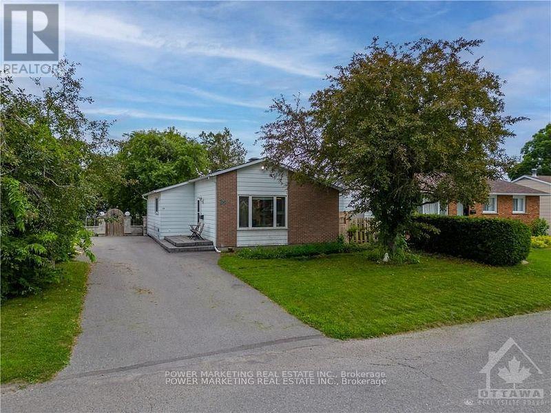 29 Courtney Rd, Ottawa, ON K2L 1M1