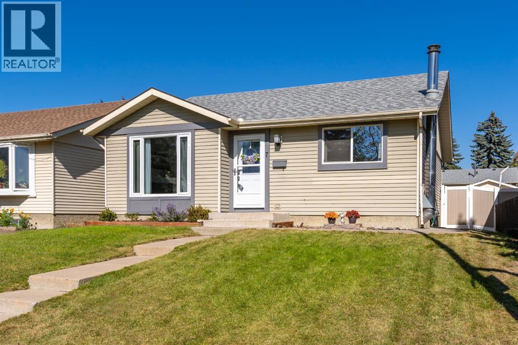 7 Erin Park Bay SE, Calgary, AB T2A 2V4