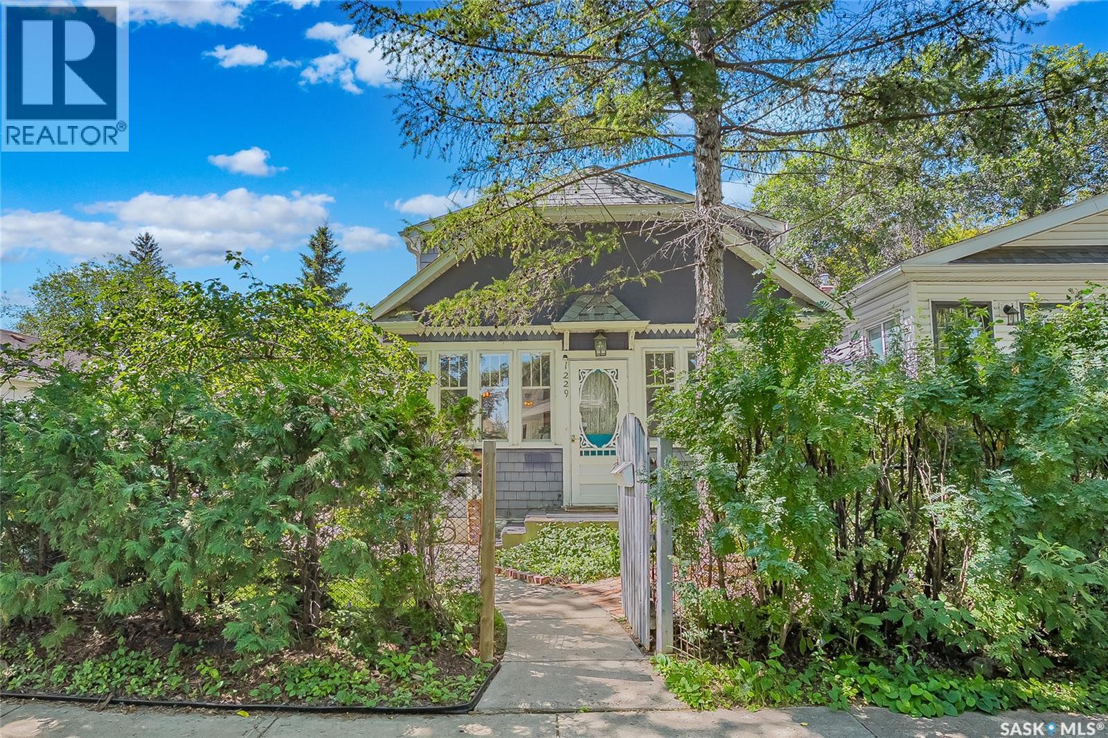1229 B Ave N, Saskatoon, SK S7L 1G4