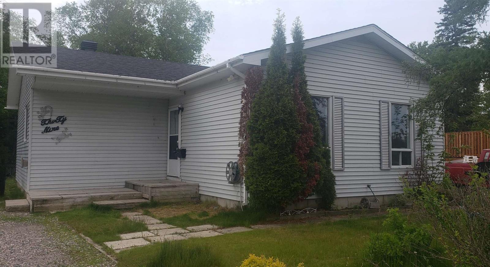 39 Poplar Ave, Marathon, ON P0T 2E0