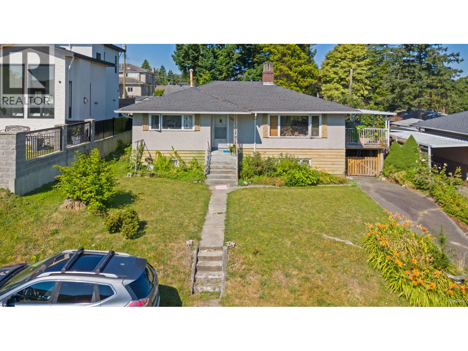 5017 Pioneer Ave, Burnaby, BC V5G 3J5