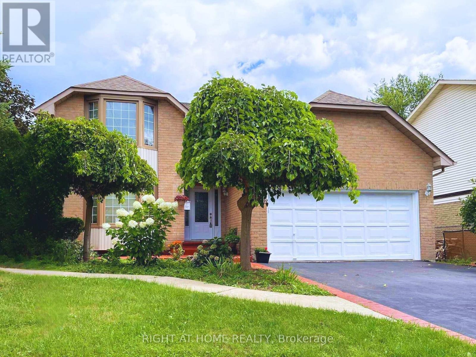 309 Amberly Blvd, Hamilton, ON L9G 4B6