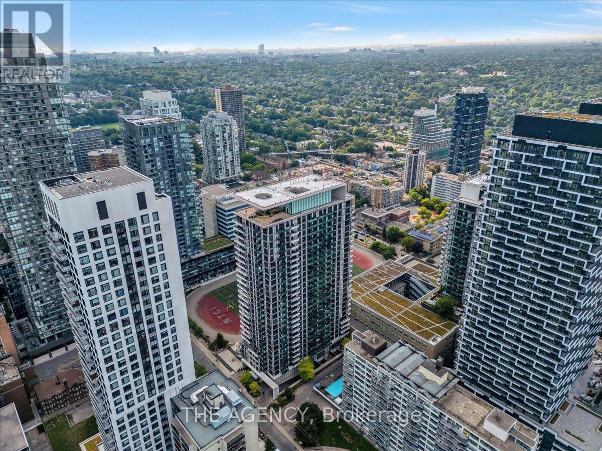 70 Roehampton Ave Ph15 Ave, Toronto, ON M4P 1R2