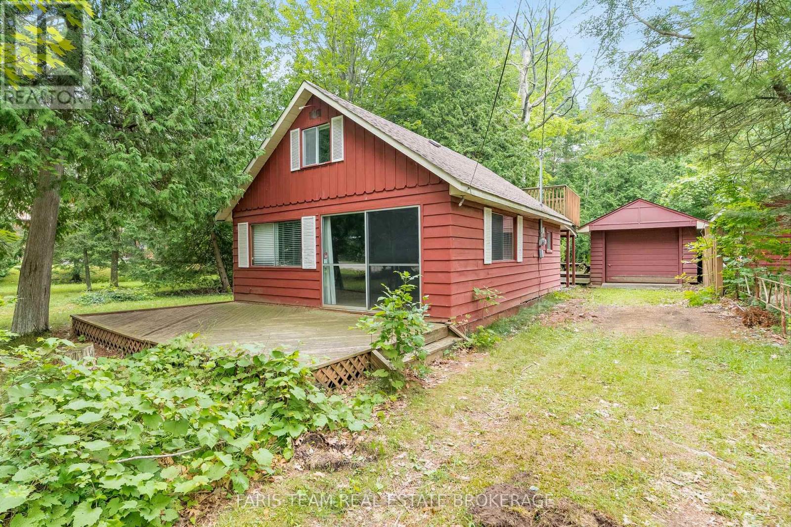 15 Woodside Ave, Tiny, ON L0L 1P1