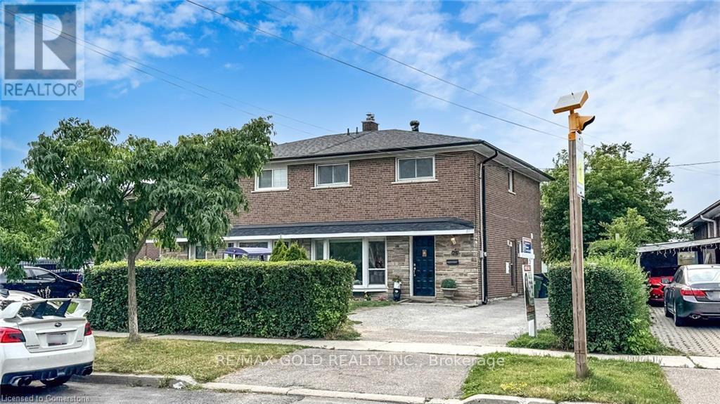 28 Navenby Cres, Toronto, ON M9L 1B2