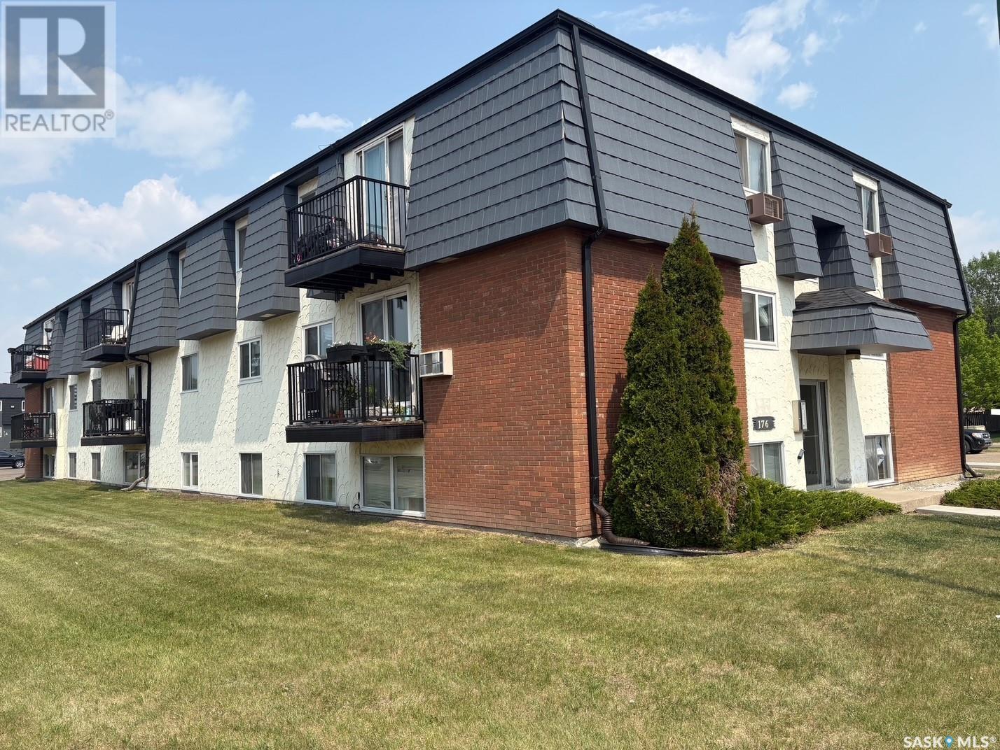 176 Acadia Court Unit 10, Saskatoon, SK S7H 4C4
