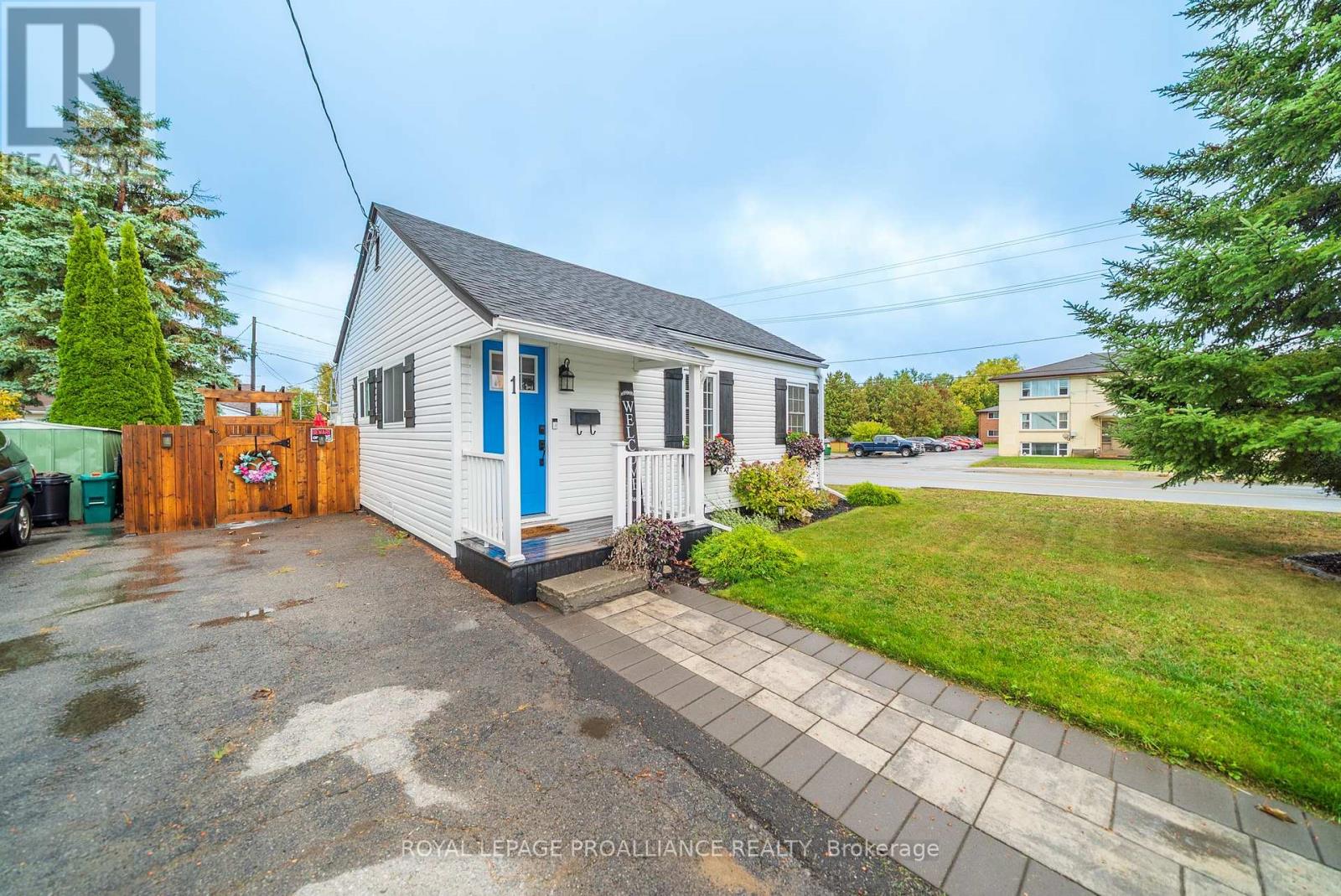 1 Kerr Cres, Quinte West, ON K8V 2W2