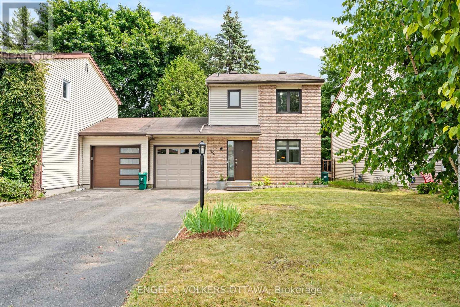 42 Henfield Ave, Ottawa, ON K2J 1J8