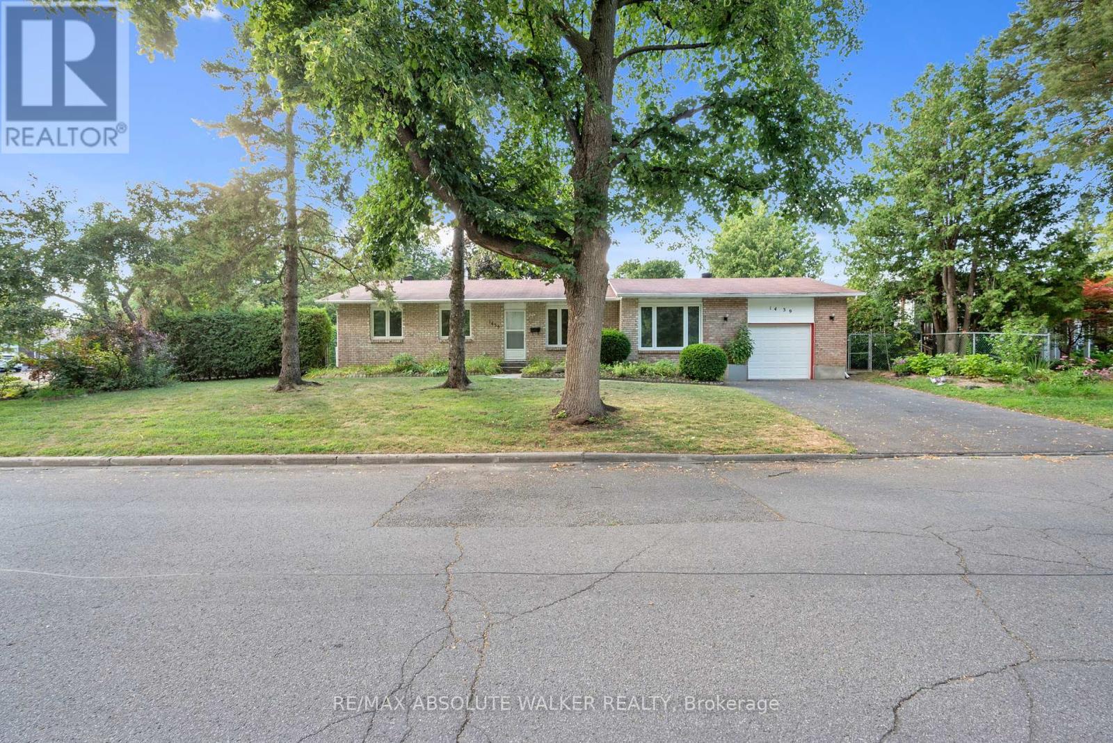 1439 Metz Cres, Ottawa, ON K1K 3Z9