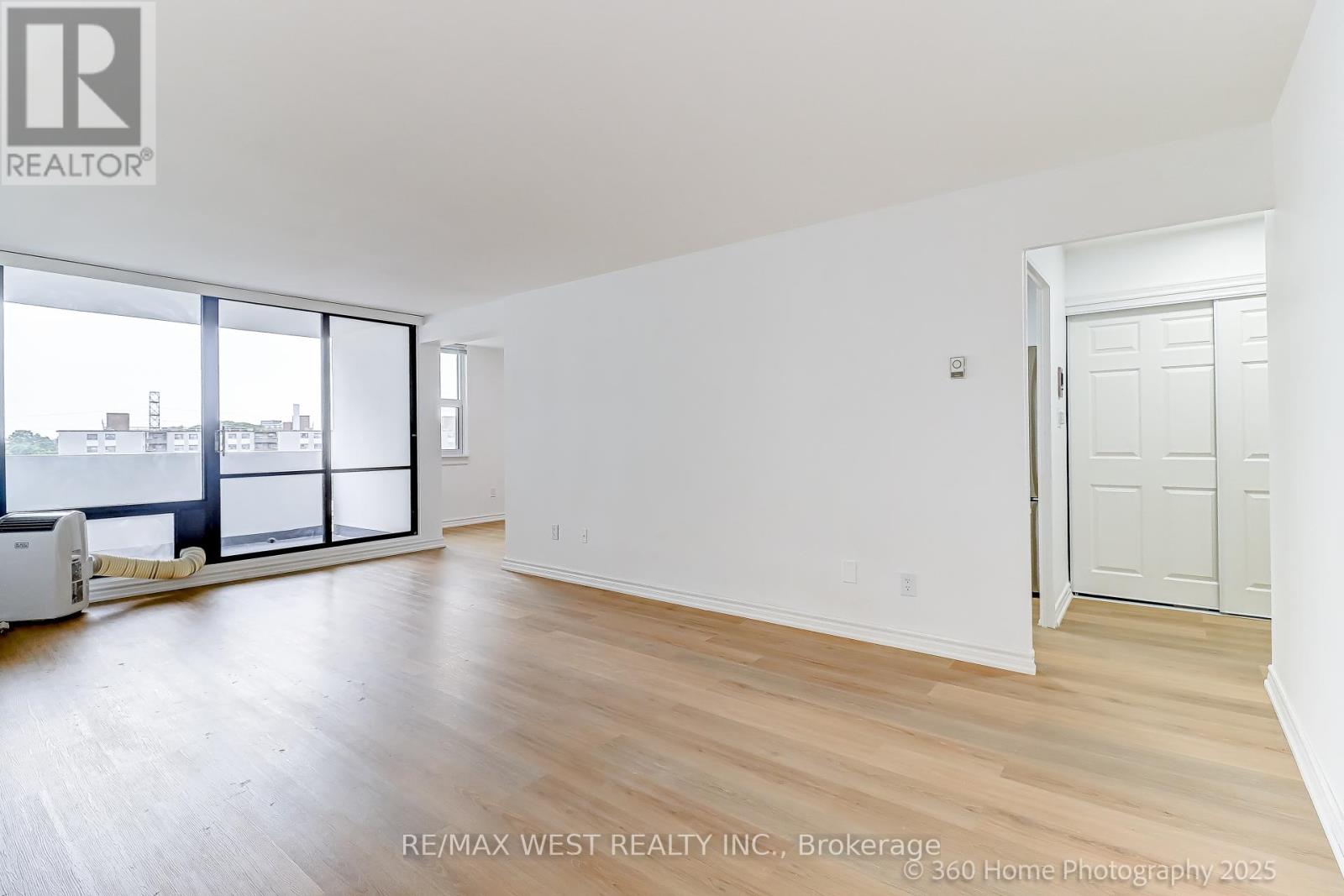 803 3 Massey Sq, Toronto, ON M4C 5L5