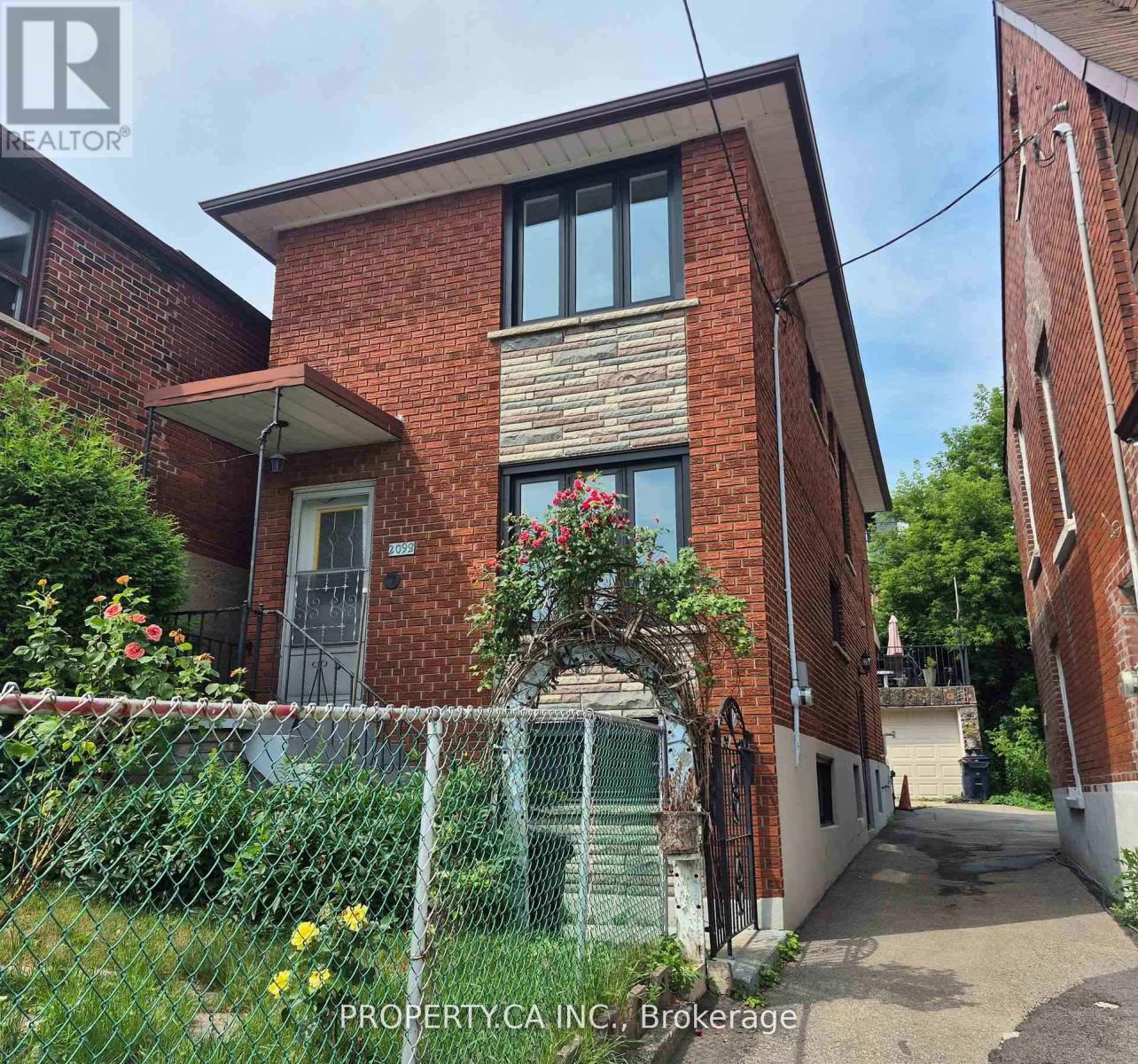 2098 Dufferin St, Toronto Caledonia-fairbank, ON M6E 3R7