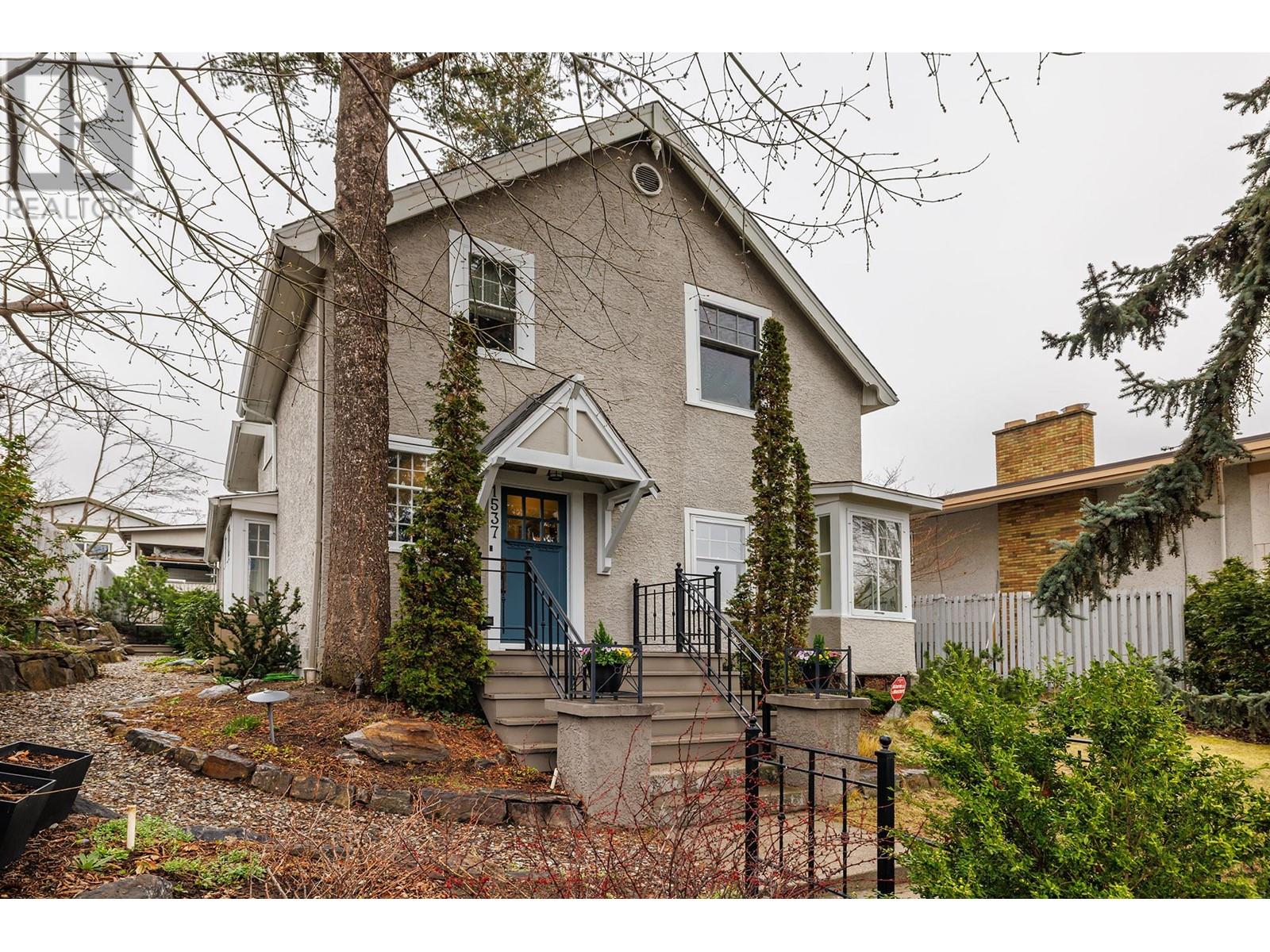 1537 Lakeview St, Kelowna, BC V1Y 6N1