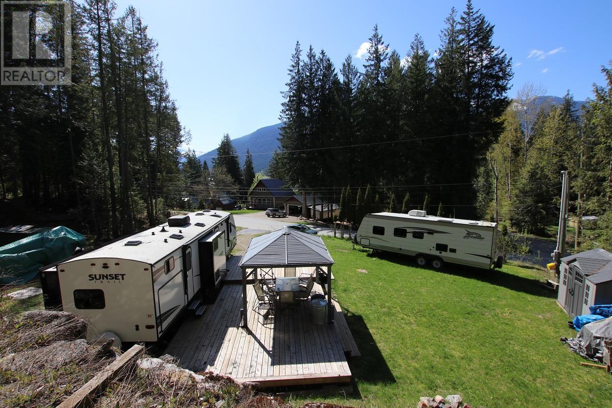 483 Bayview Rd, Nakusp, BC V0G 1R1