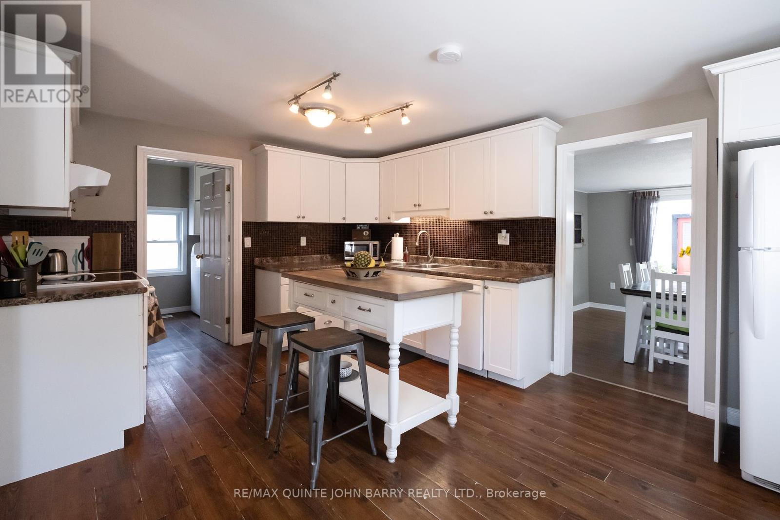 17 James St, Quinte West, ON K8V 2W8