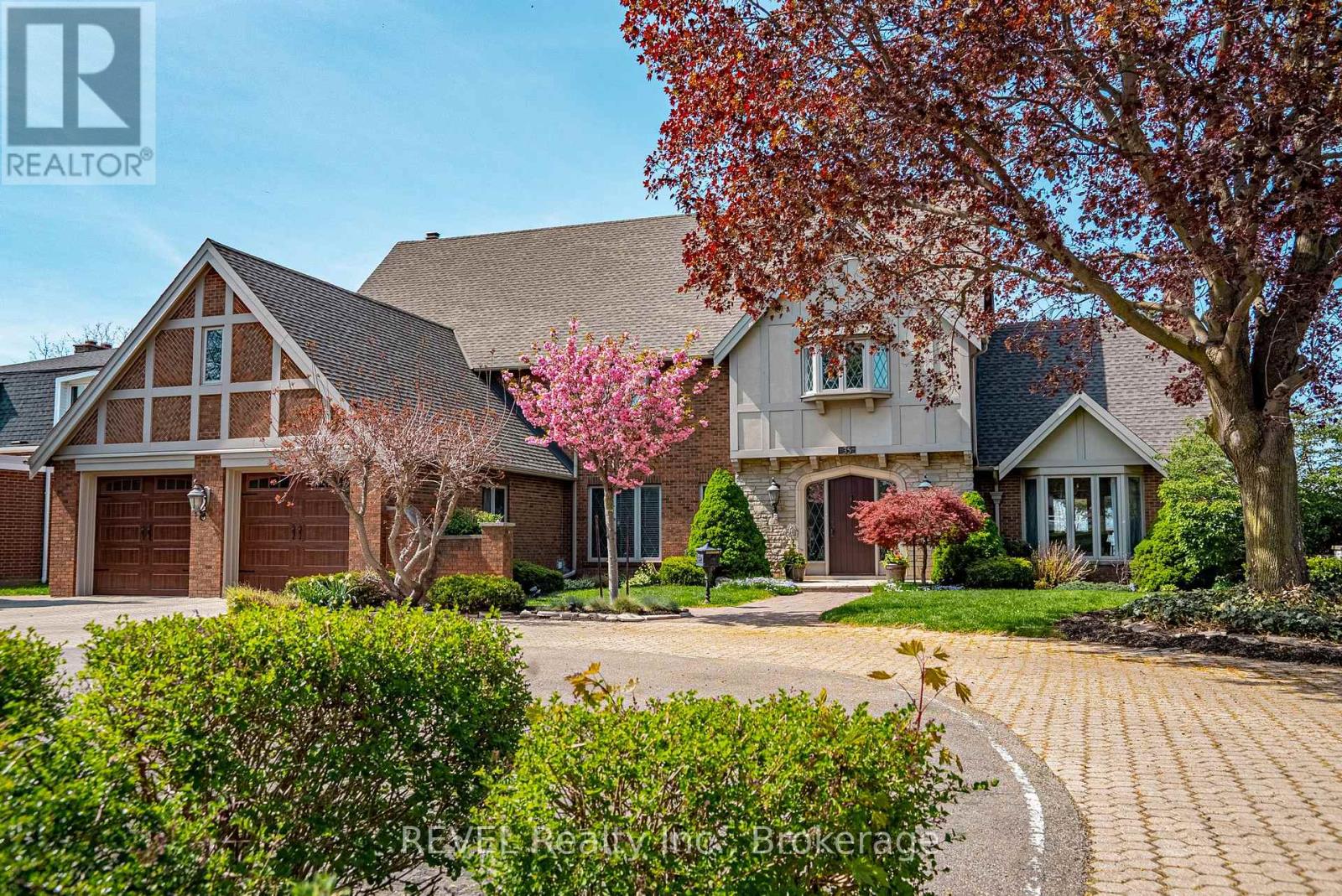35 Clearview Hts, St. Catharines, ON L2T 2W4