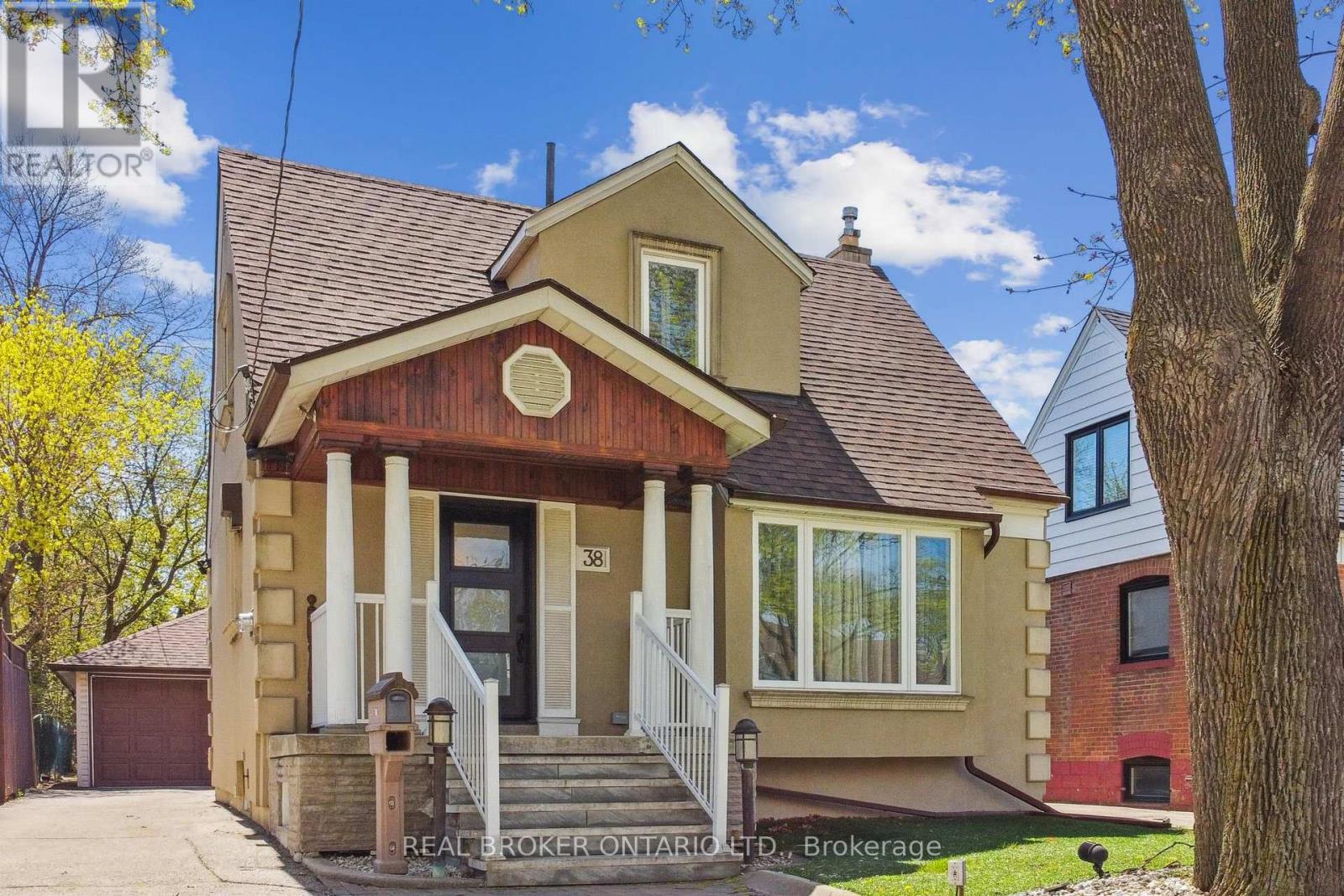 38 Riverview Hts, Toronto, ON M9P 2N4