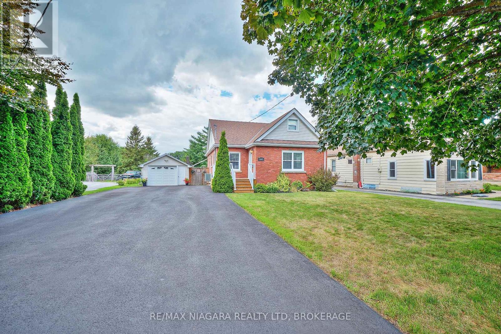 5667 Montrose Rd, Niagara Falls, ON L2H 1K9