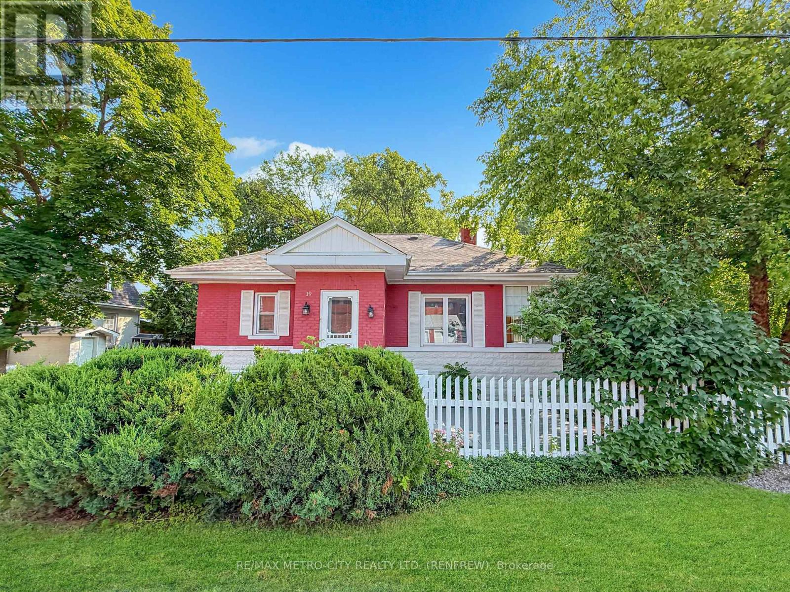 19 Lorne St S, Renfrew, ON K7V 1K8