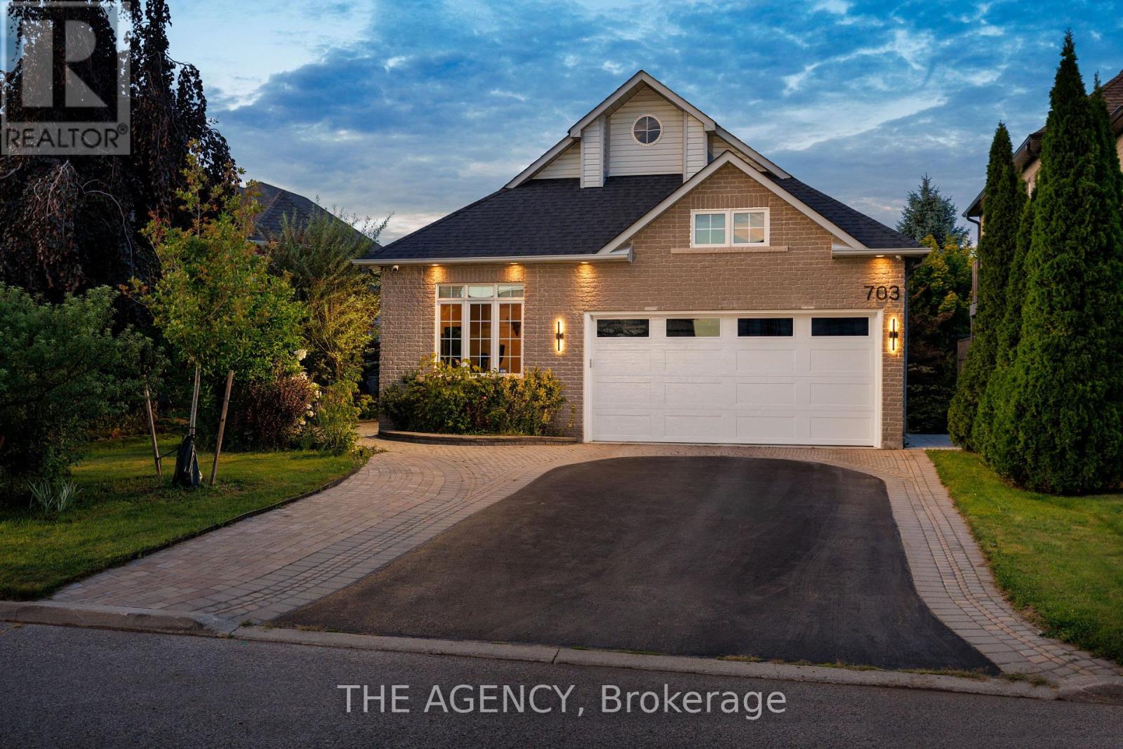 703 Madeline Hts, Newmarket, ON L3X 2J6