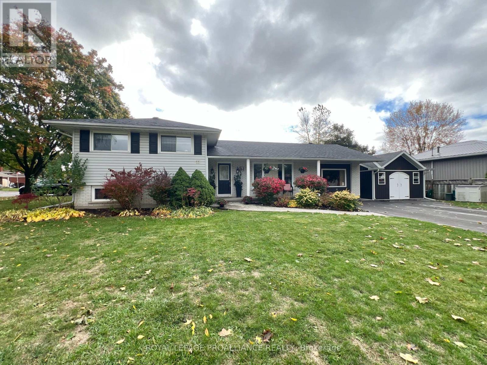 11 Stavebank Rd, Belleville, ON K8P 2N7