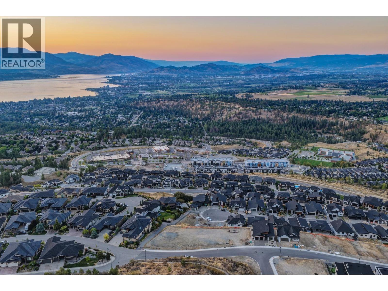 1060 Heweston Ave, Kelowna, BC V1W 5H6