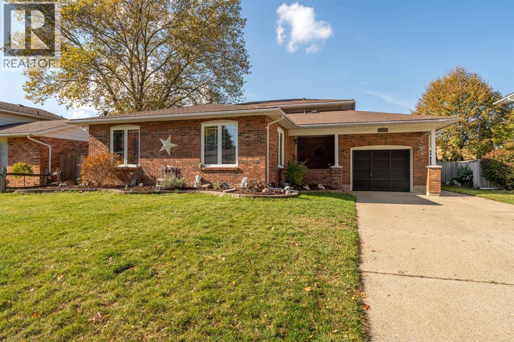 1105 Salisbury St, Sarnia, ON N7S 3V6