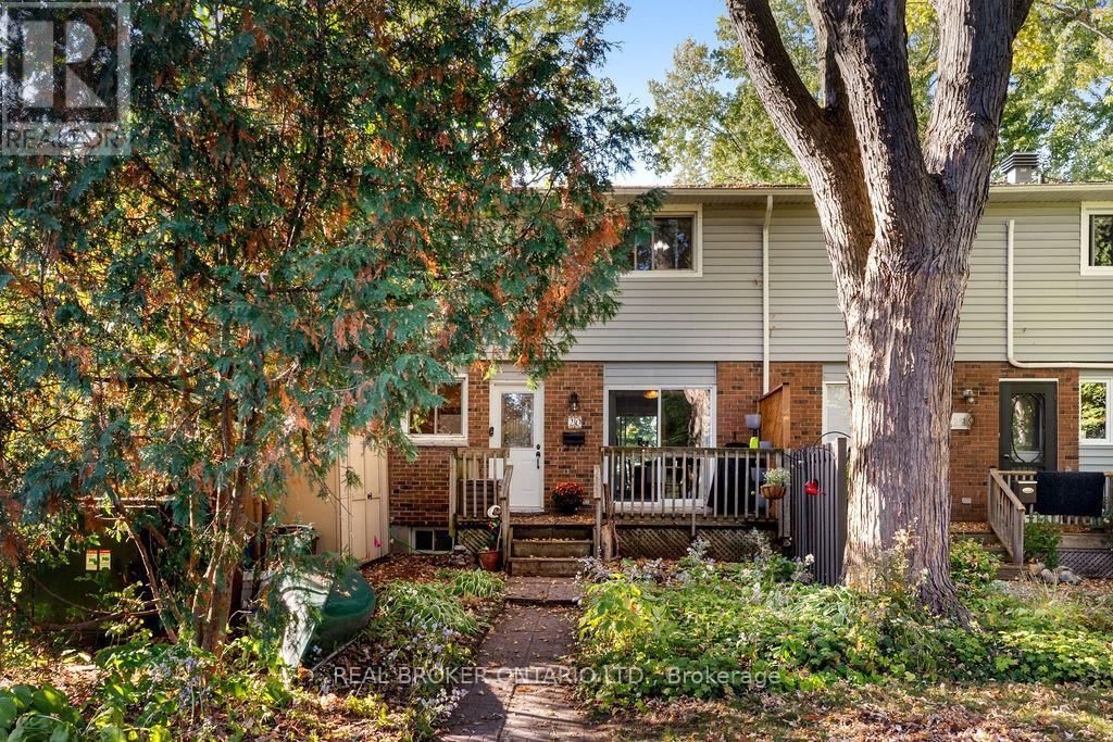 3 20 Kempster Ave, Ottawa, ON K2B 8B2