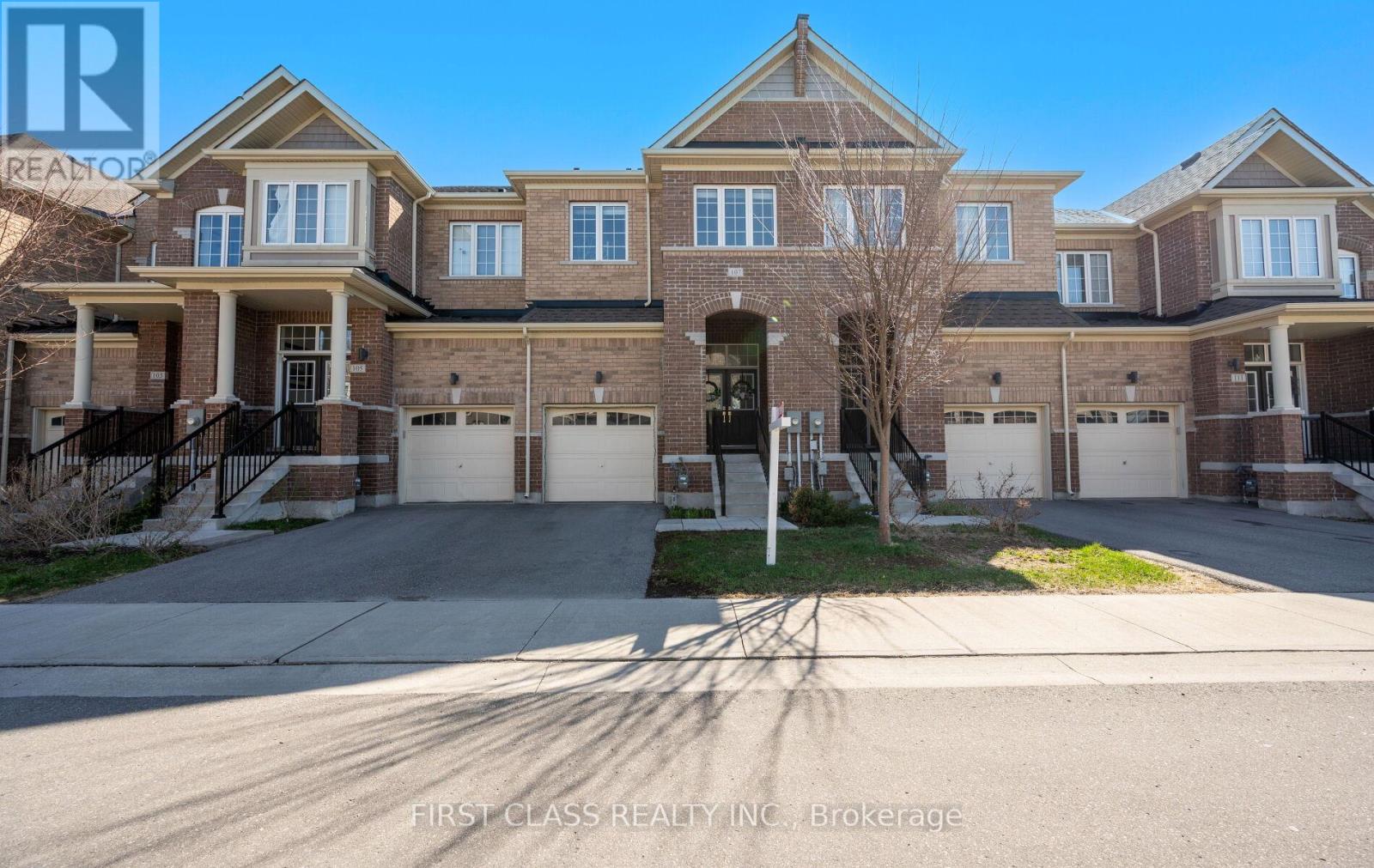 107 Knott End Cres, Newmarket, ON L3Y 0E3