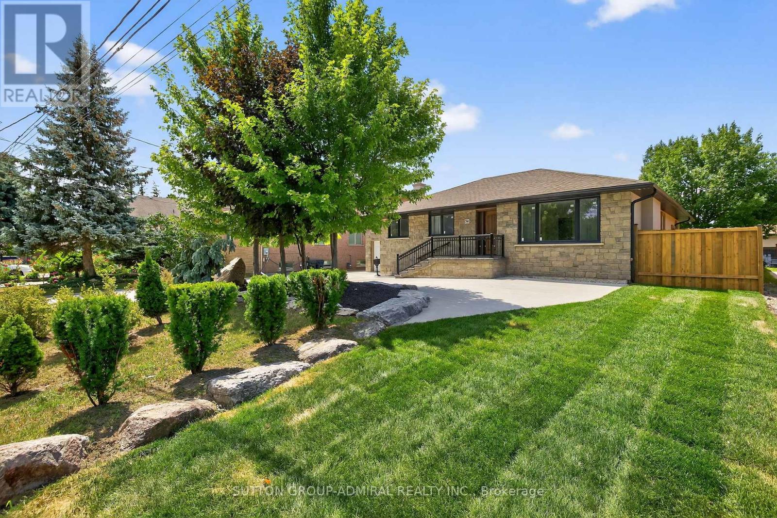 34 Knox Ave, Toronto, ON M9L 2M3