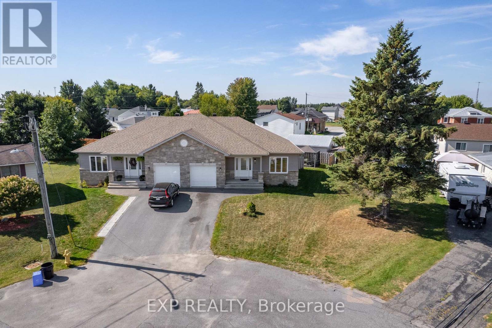 11 Place Madeleine Pl, The Nation, ON K0C 2B0