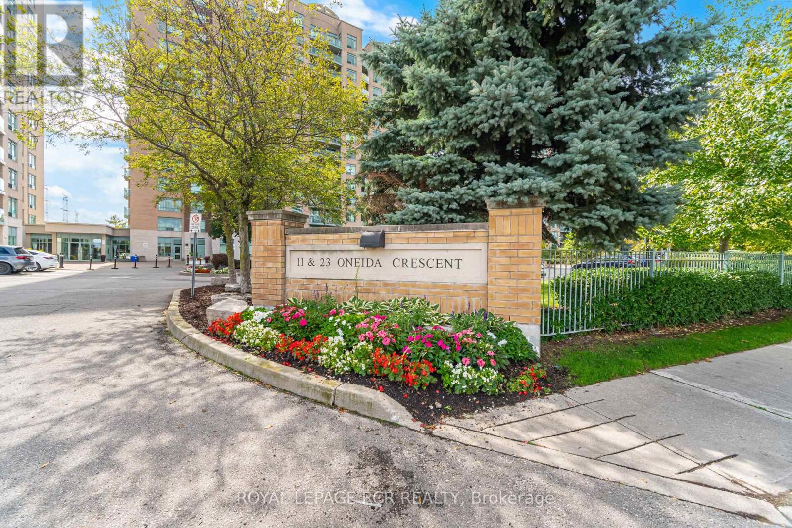 301 11 Oneida Cres, Richmond Hill, ON L4B 0A1