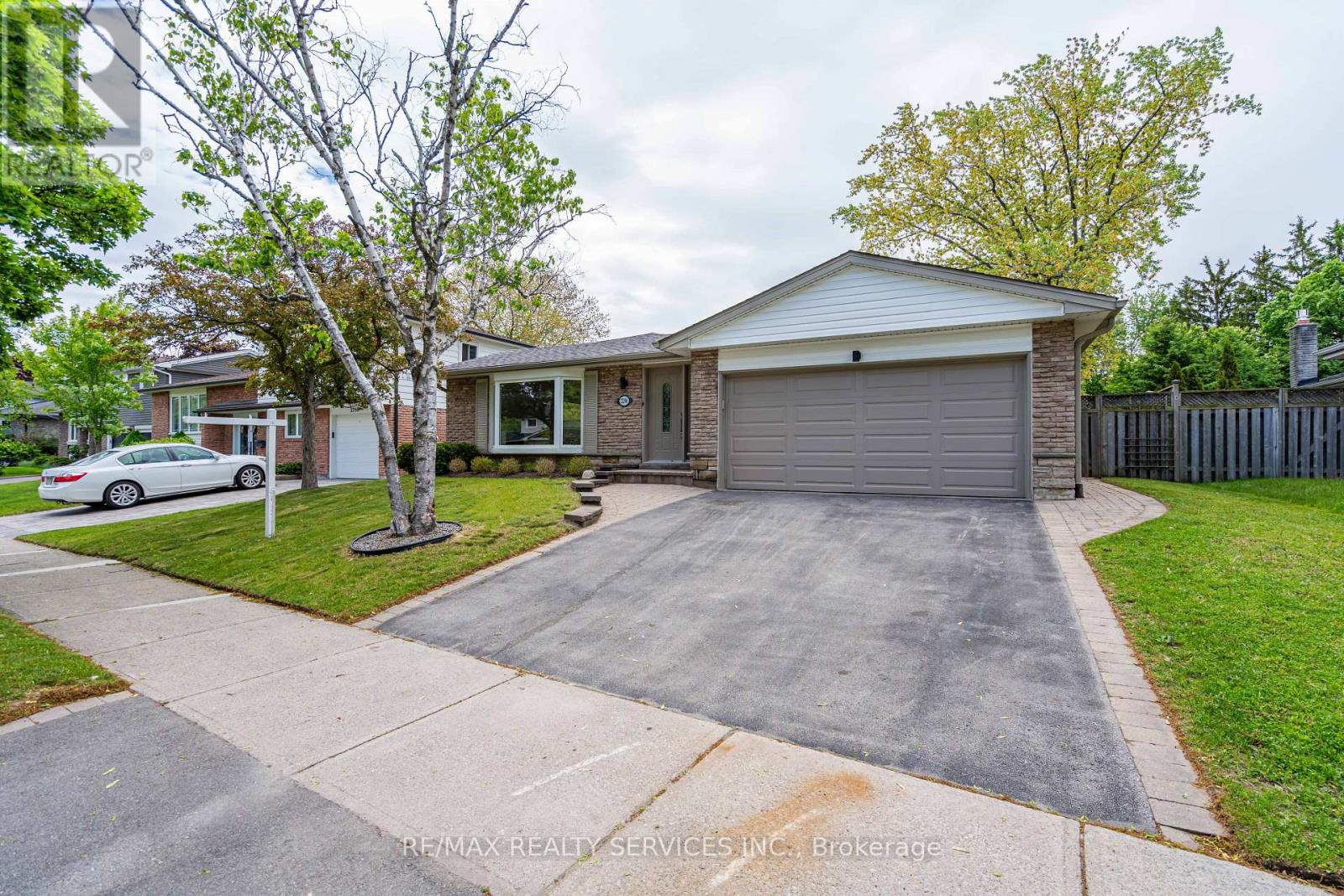 2296 Devon Rd, Oakville, ON L6J 5R4