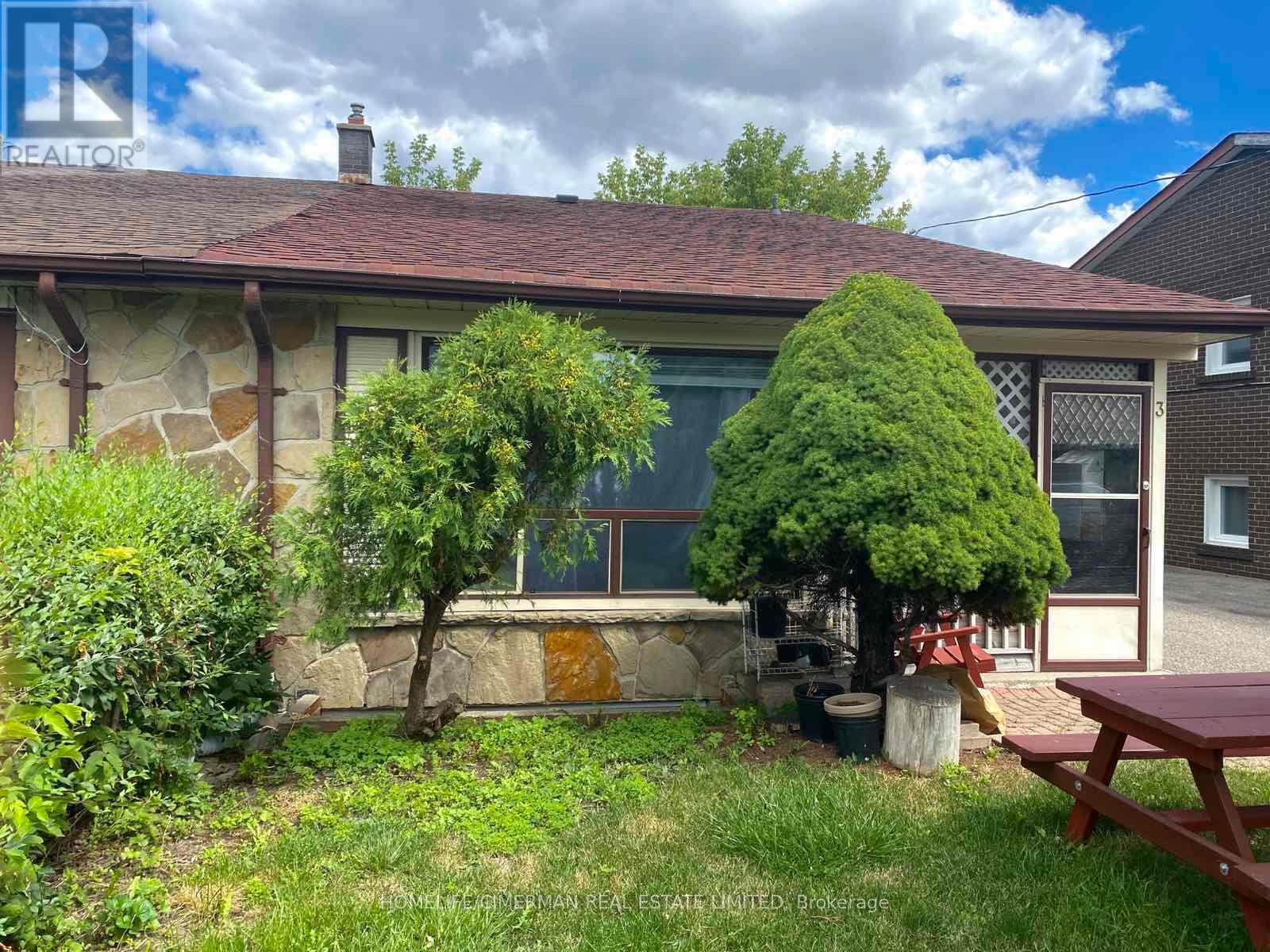 3 Benton St, Brampton, ON L6W 3B8
