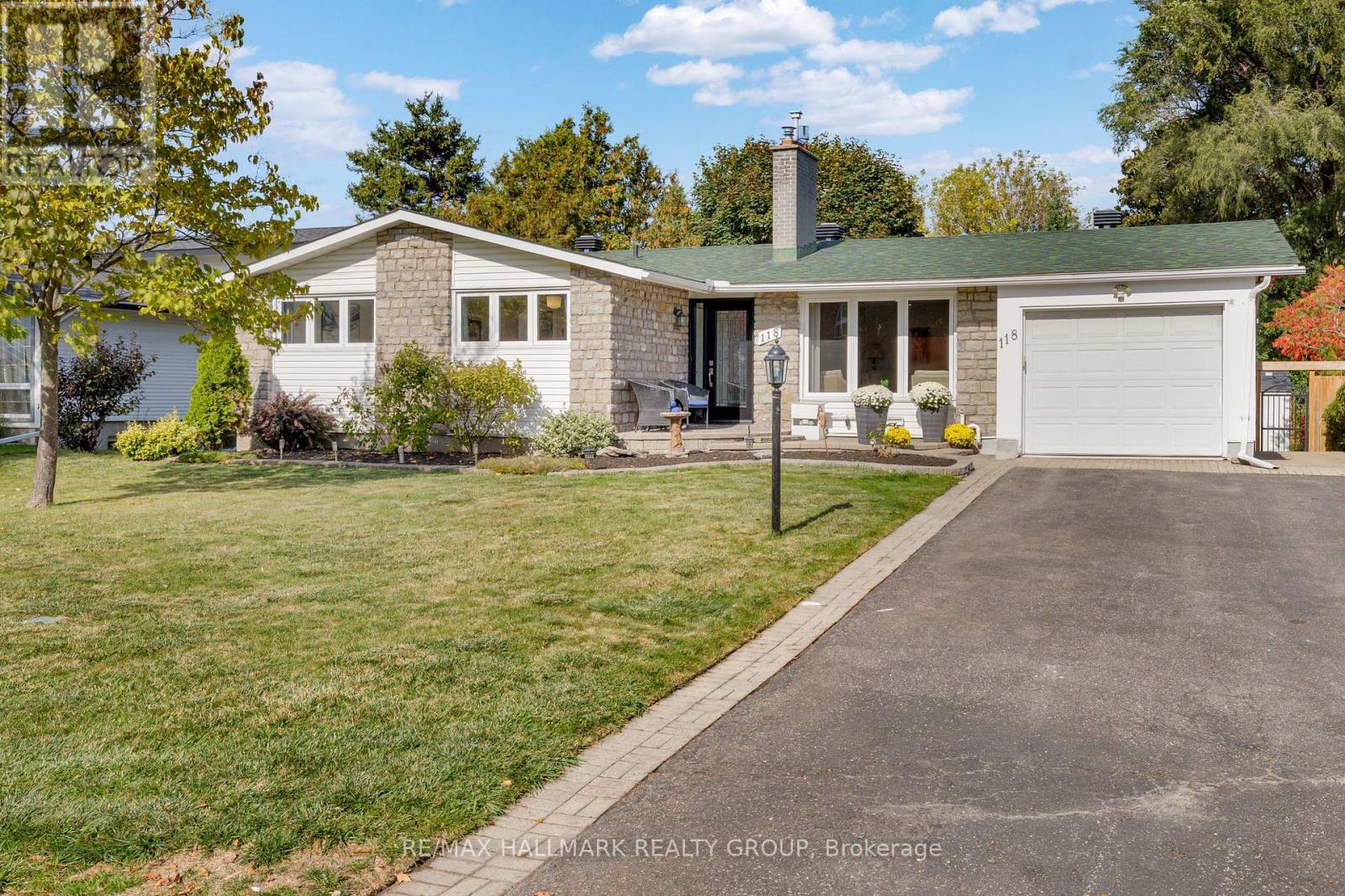 118 Queensline Dr, Ottawa, ON K2H 7J5
