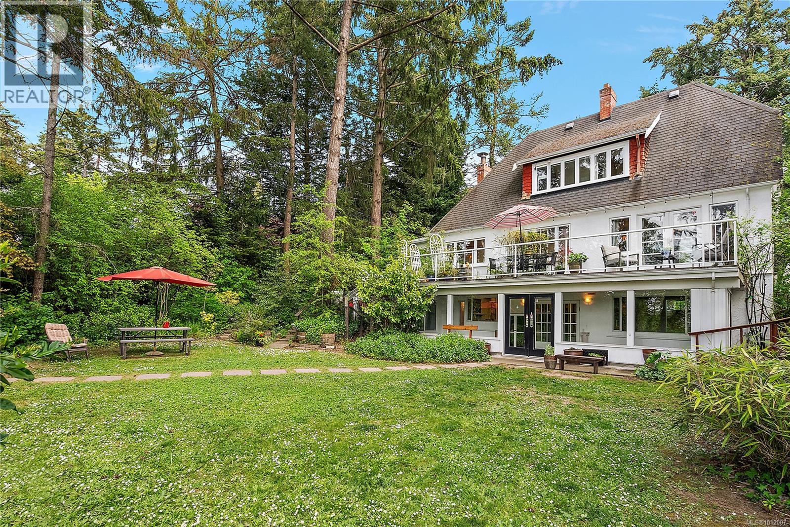 3062 Admirals Rd, Saanich, BC V9A 2R8