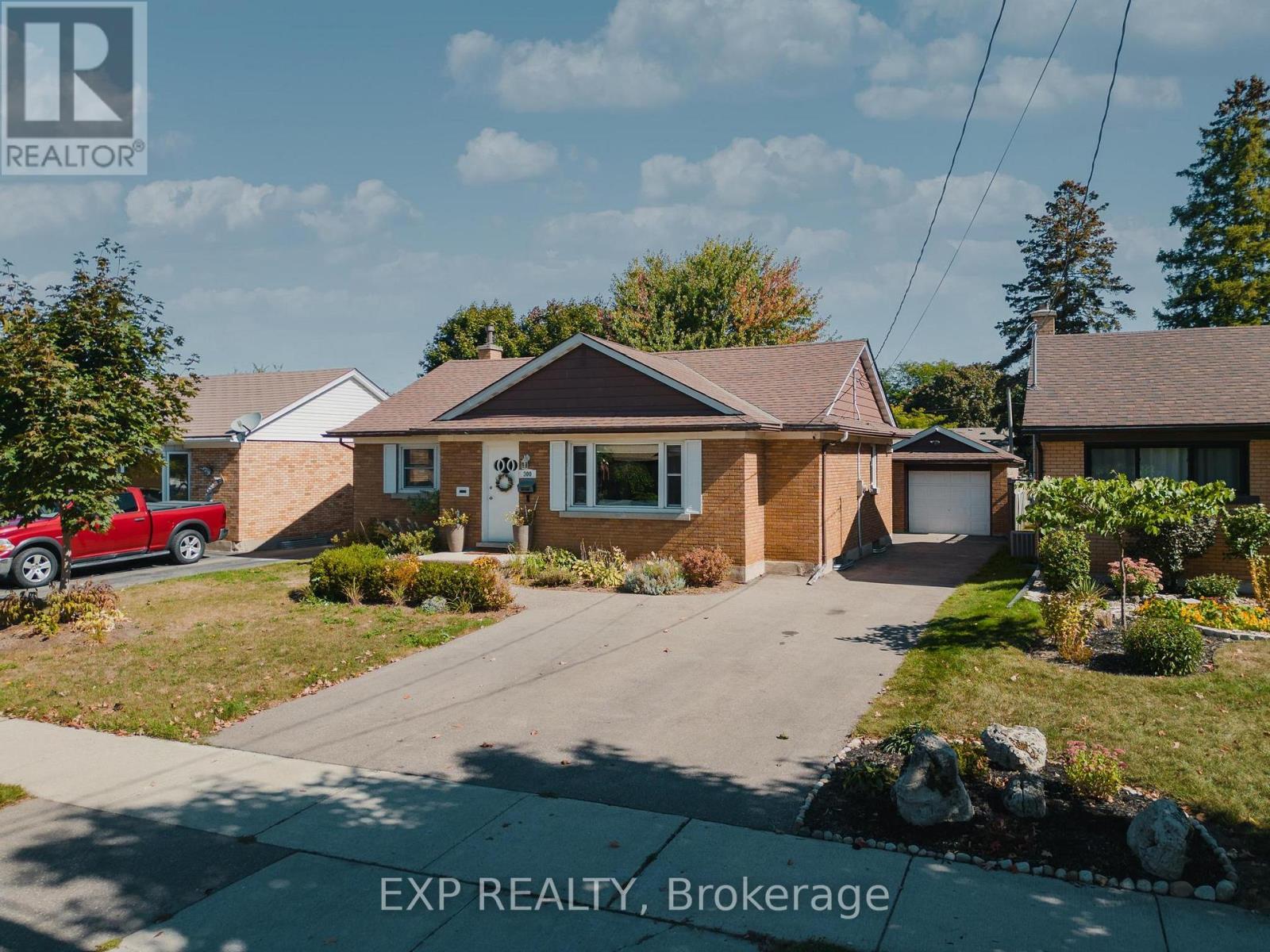 300 Melrose Ave, Kitchener, ON N2H 2C1