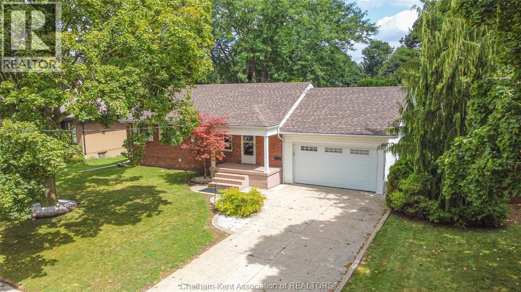 33 Meadowlea Rd, Chatham, ON N7M 5C3