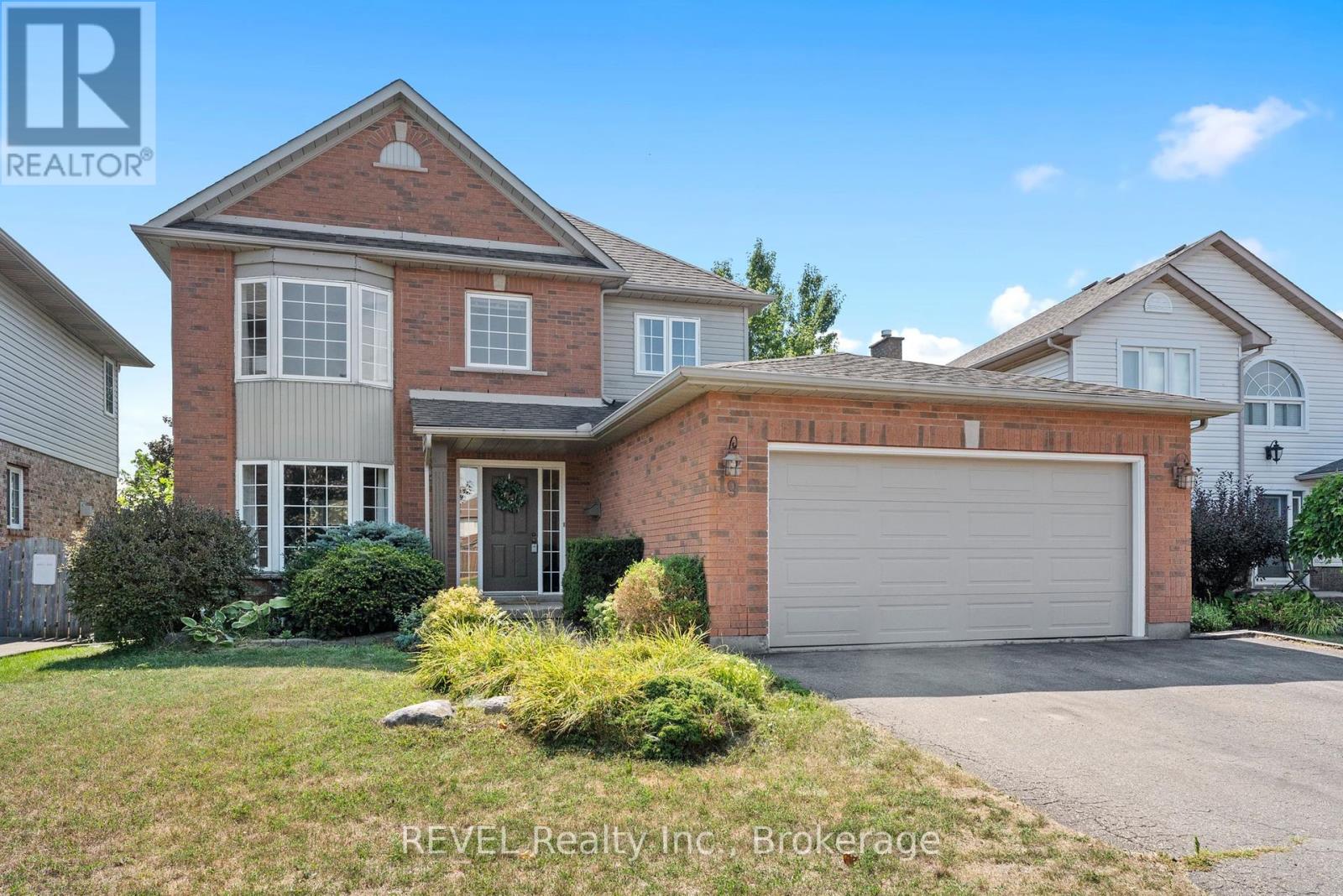 19 Crysler Cres, Thorold, ON L2V 5A2