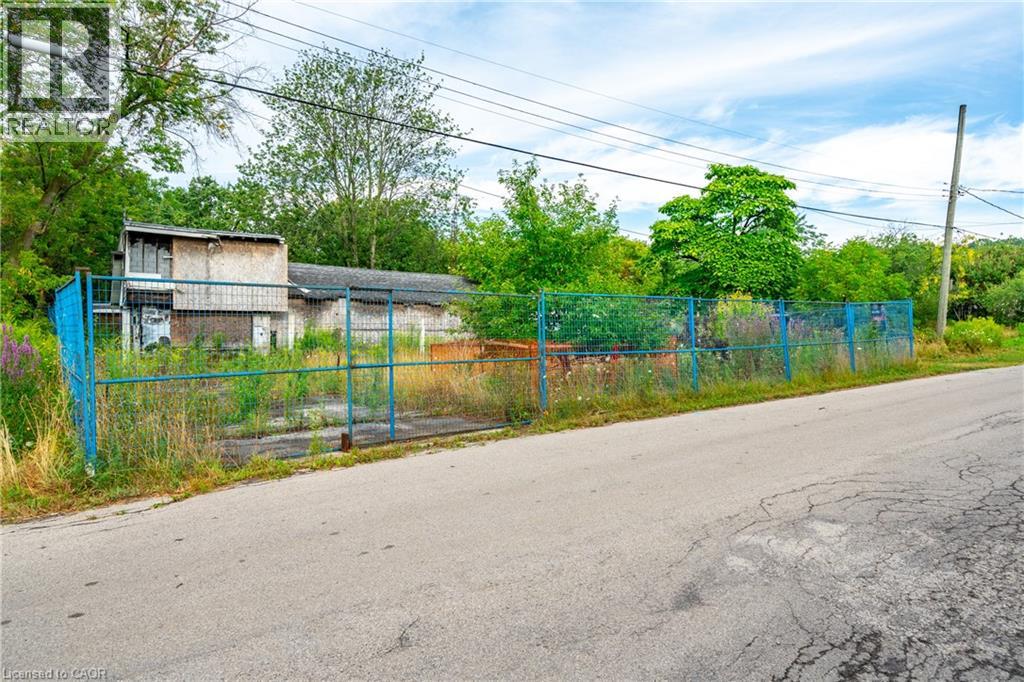 74 Best Ave, Dundas, ON L9H 5W1