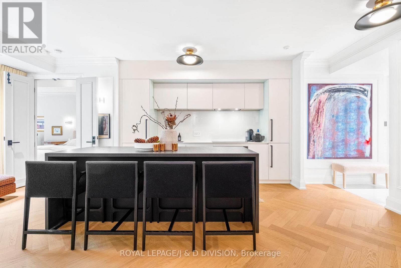 301 20 Scrivener Sq, Toronto, ON M4W 3X9