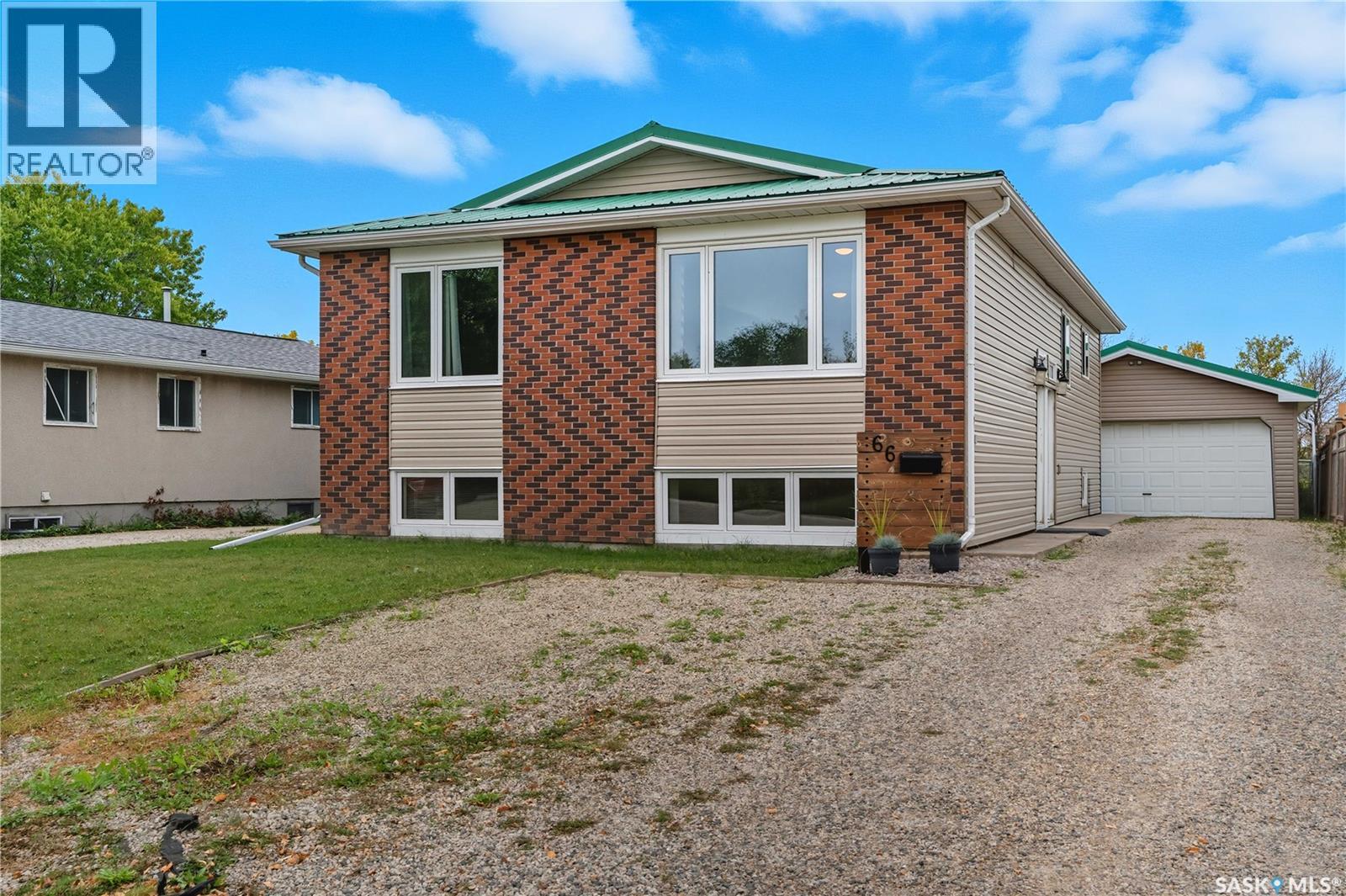 66 Lloyd Cres, Regina, SK S4R 6C1