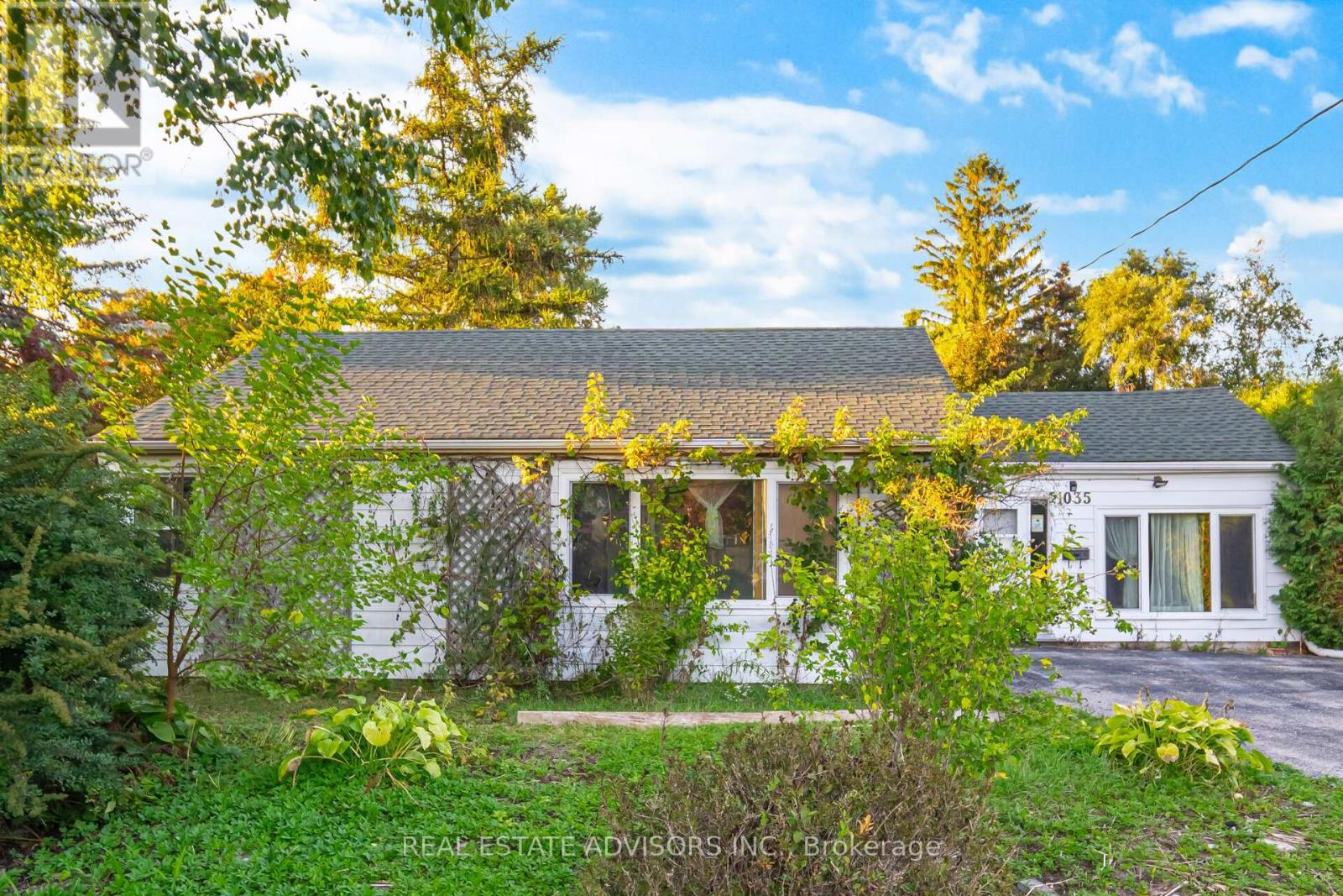 1035 Gorham St, Newmarket, ON L3Y 5G9