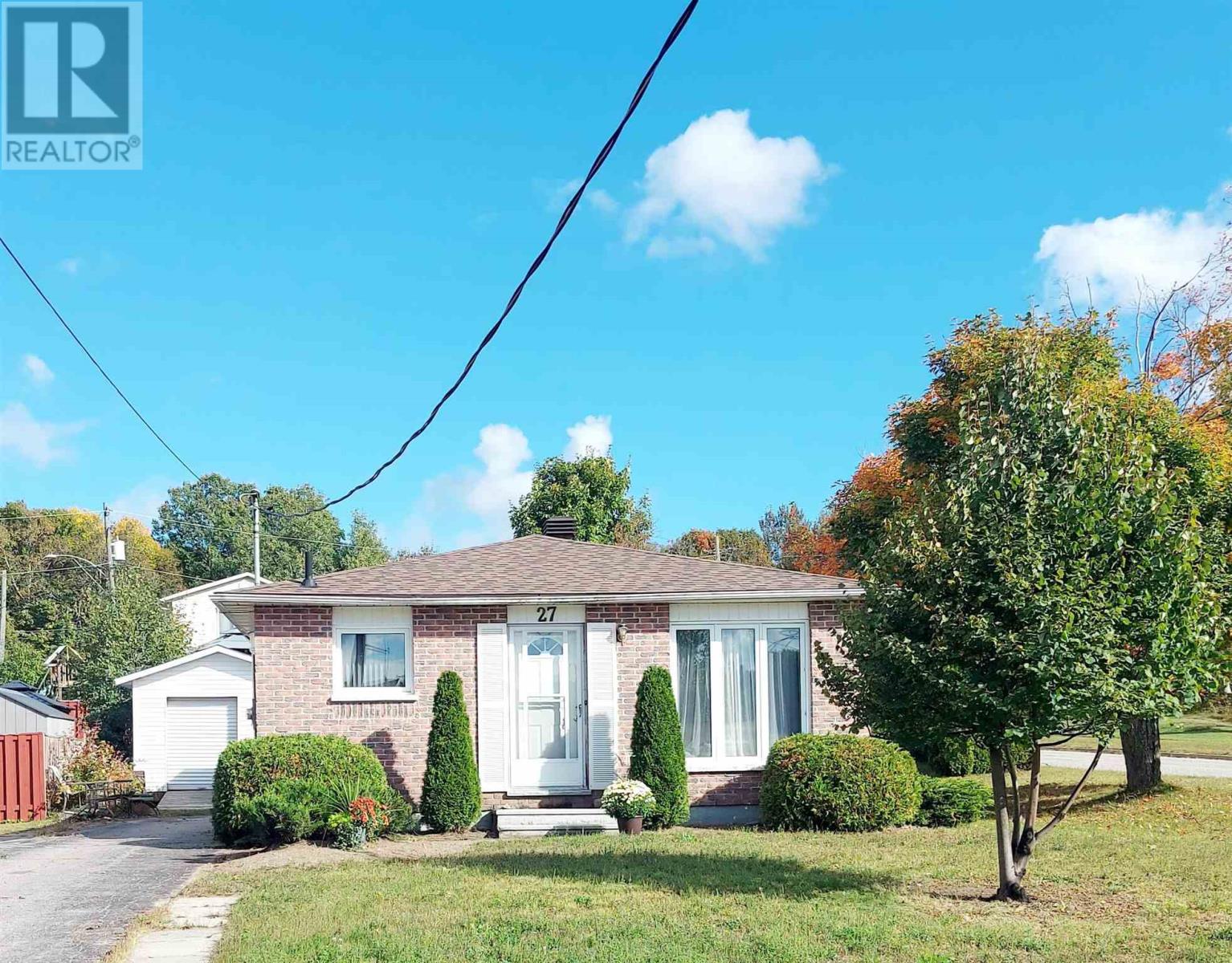27 Canberra Cres, Elliot Lake, ON P5A 2M5