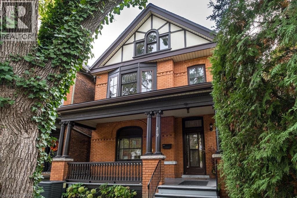 219 Charlton Ave W, Hamilton, ON L8P 2E3